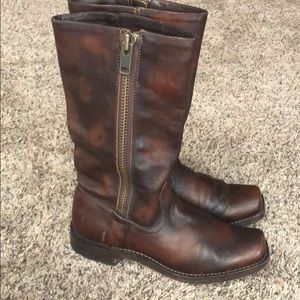 Frye Heath outside zip size 6